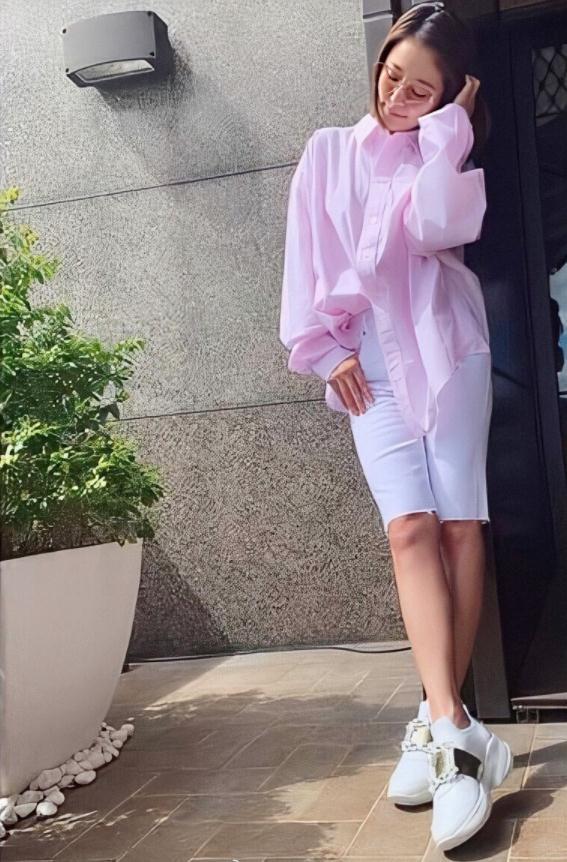 林心如现身郭富城演唱会,剪波波头戴眼镜超少女,真的有43岁?