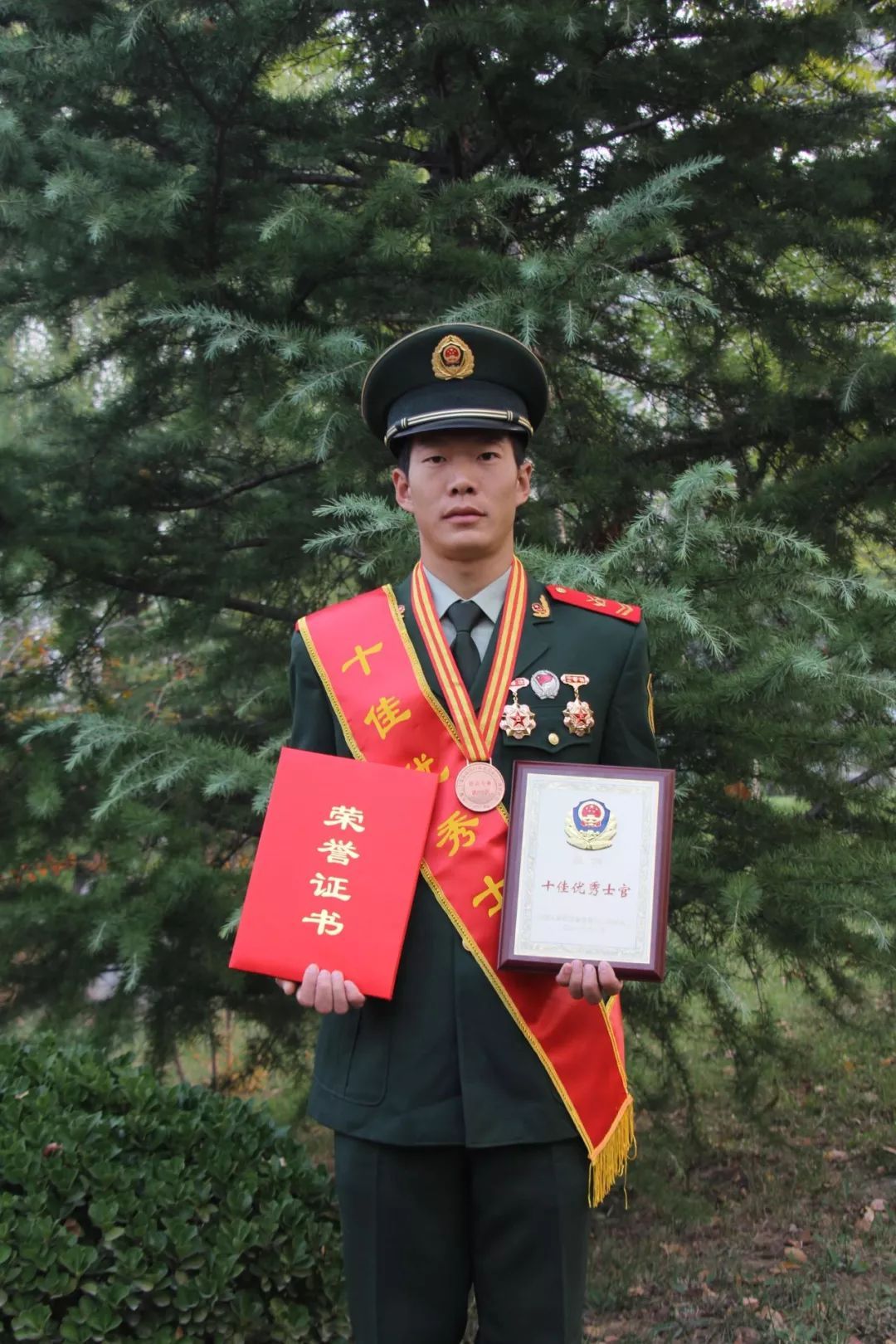 张楠在获得总队十佳优秀士官后的拍照留念张楠牺牲后第5天,武警临沂