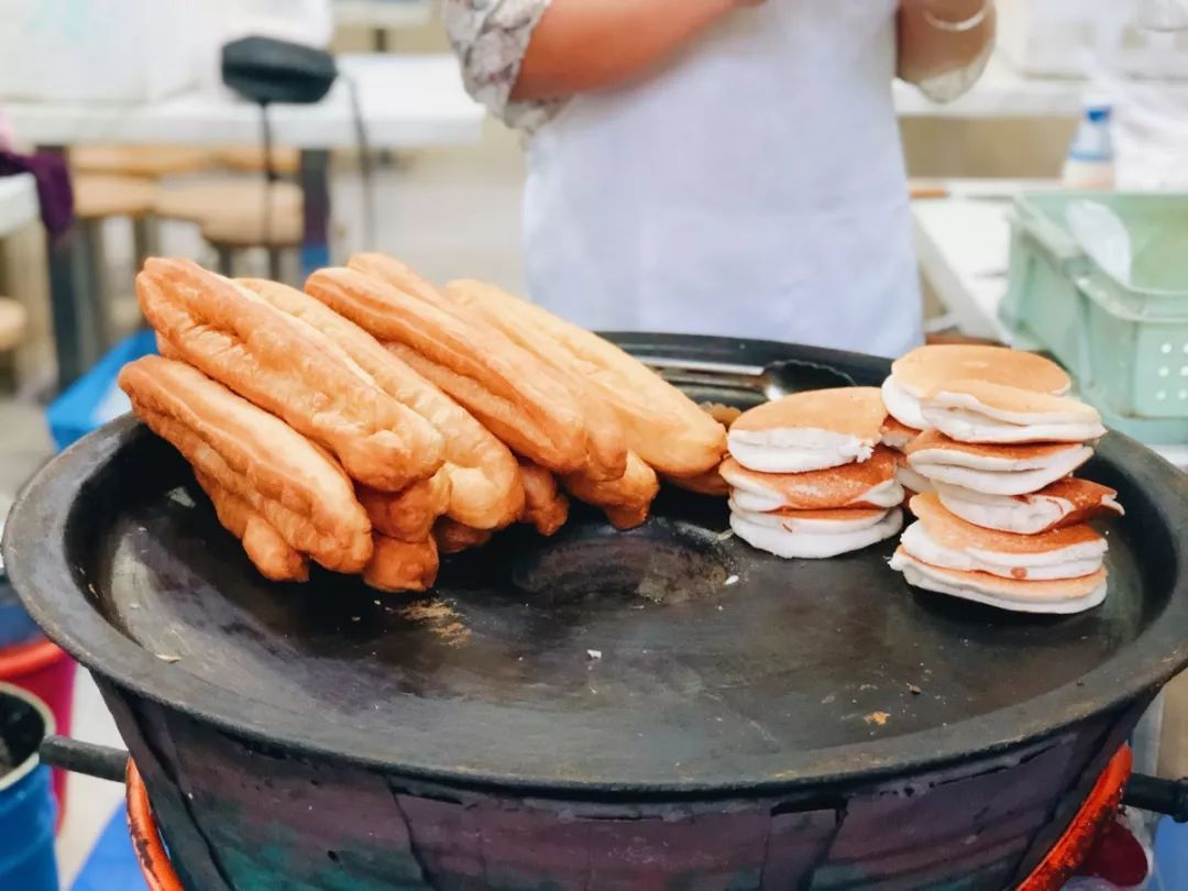 这家的米饭饼一定要配上油条吃!