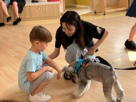 [光明网]幼儿园来了“狗狗教授”一句话没说却疯狂圈粉