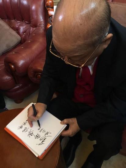 揭秘爱国富商曾宪梓晚年:"领带大王"住普通小区,爱游泳爱看报
