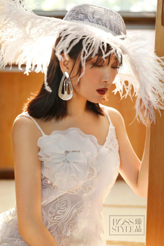 马苏复古杂志封面曝光优雅从容散发魅力