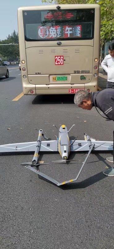 环球网@惊险！一架“飞机”从天而降，把公交车上撞出四五个坑