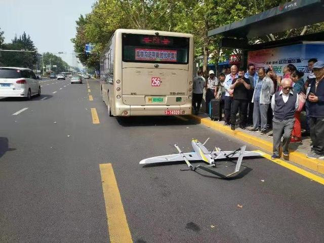 环球网@惊险！一架“飞机”从天而降，把公交车上撞出四五个坑