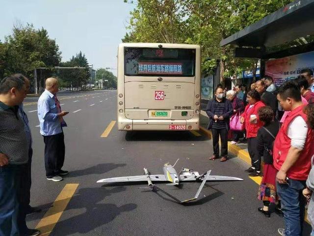 环球网@惊险！一架“飞机”从天而降，把公交车上撞出四五个坑