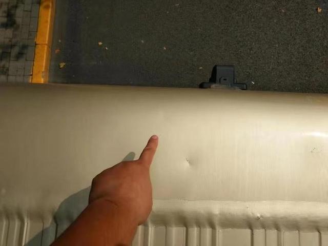 环球网@惊险！一架“飞机”从天而降，把公交车上撞出四五个坑