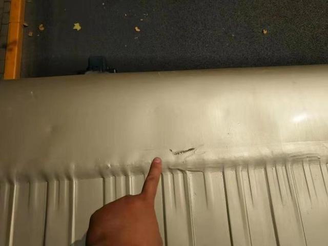 环球网@惊险！一架“飞机”从天而降，把公交车上撞出四五个坑