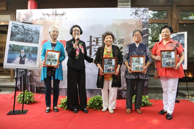 「新京报」史家胡同博物馆展出70幅老照片，再现18年前胡同生活