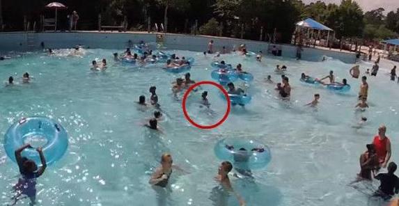 「光明网」女童泳池溺水挥手求救，但因人多没被察觉，万分紧急时突现希望