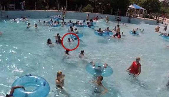「光明网」女童泳池溺水挥手求救，但因人多没被察觉，万分紧急时突现希望