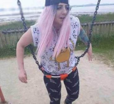 「光明网」23岁女子大腿被卡在秋千里长达一个多小时，丈夫在一旁哈哈大笑