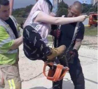 「光明网」23岁女子大腿被卡在秋千里长达一个多小时，丈夫在一旁哈哈大笑