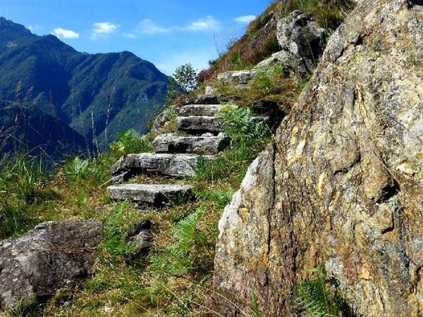 「光明网」秋高气爽宜登高 这些爬山注意事项要牢记