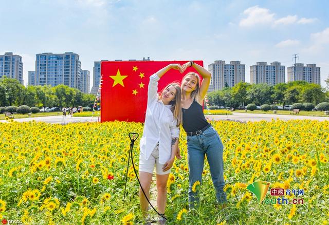 「中国青年网」图话70年：我与国旗合个影 庆祝新中国成立70周年