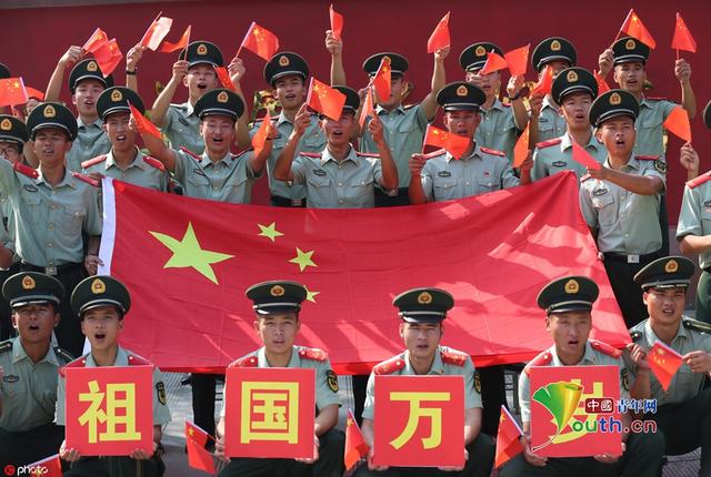 「中国青年网」图话70年：我与国旗合个影 庆祝新中国成立70周年