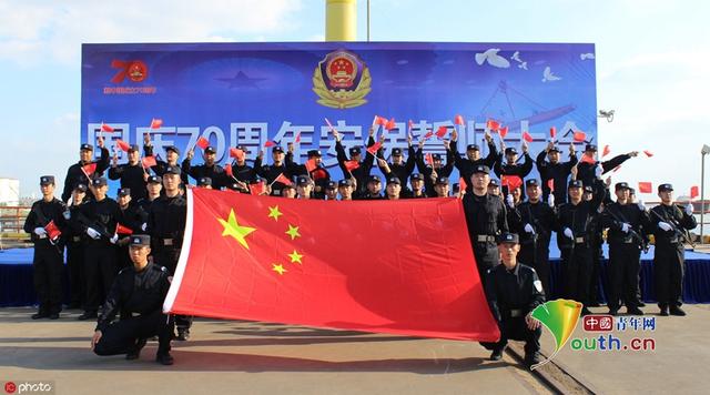 「中国青年网」图话70年：我与国旗合个影 庆祝新中国成立70周年