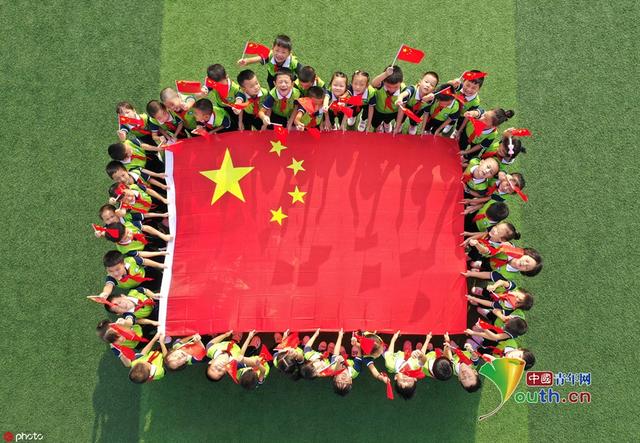 「中国青年网」图话70年：我与国旗合个影 庆祝新中国成立70周年