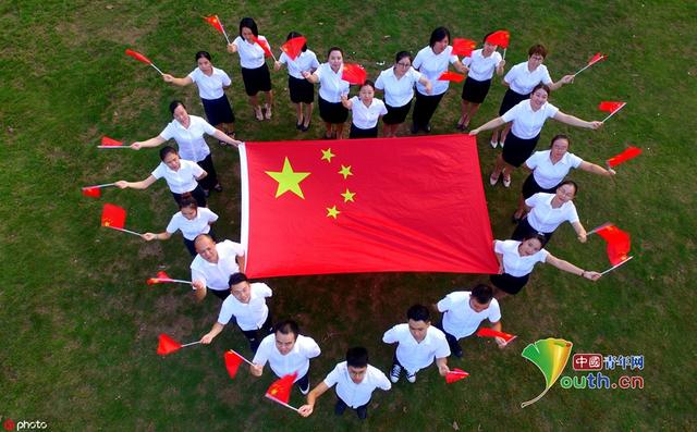「中国青年网」图话70年：我与国旗合个影 庆祝新中国成立70周年