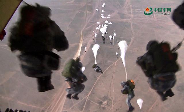 【中国军网】震撼！俄“中部－2019”演习我军参演部队开展实兵行动
