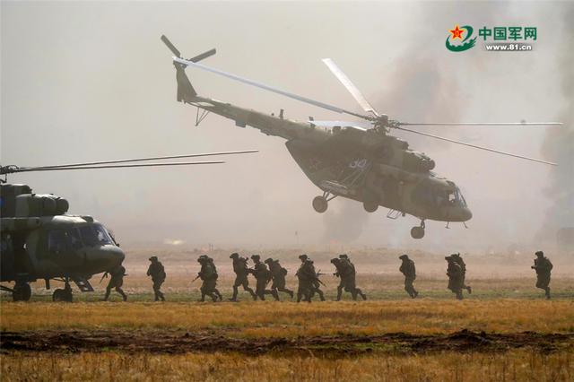 【中国军网】震撼！俄“中部－2019”演习我军参演部队开展实兵行动