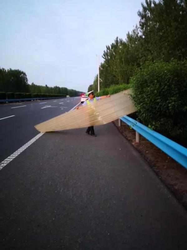 「光明网」高速路面有几大片明晃晃的障碍物，交警：这情况相当危险