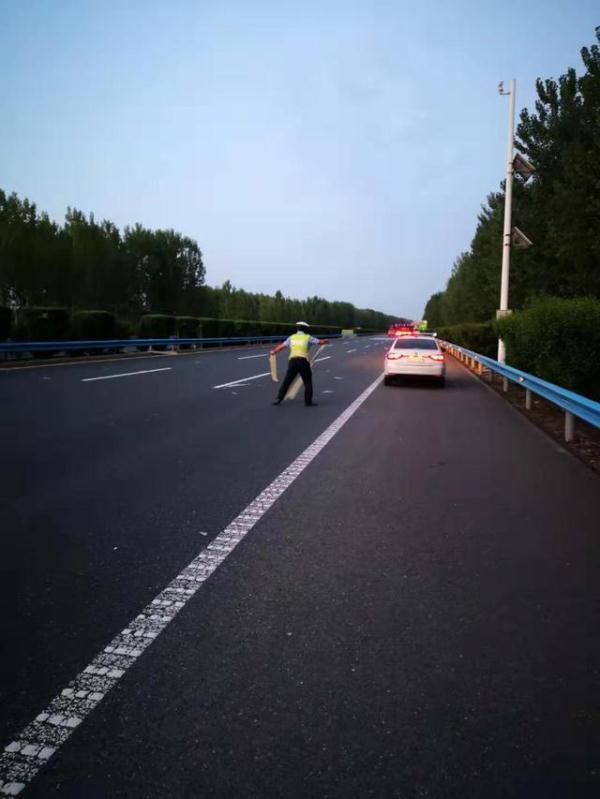 「光明网」高速路面有几大片明晃晃的障碍物，交警：这情况相当危险