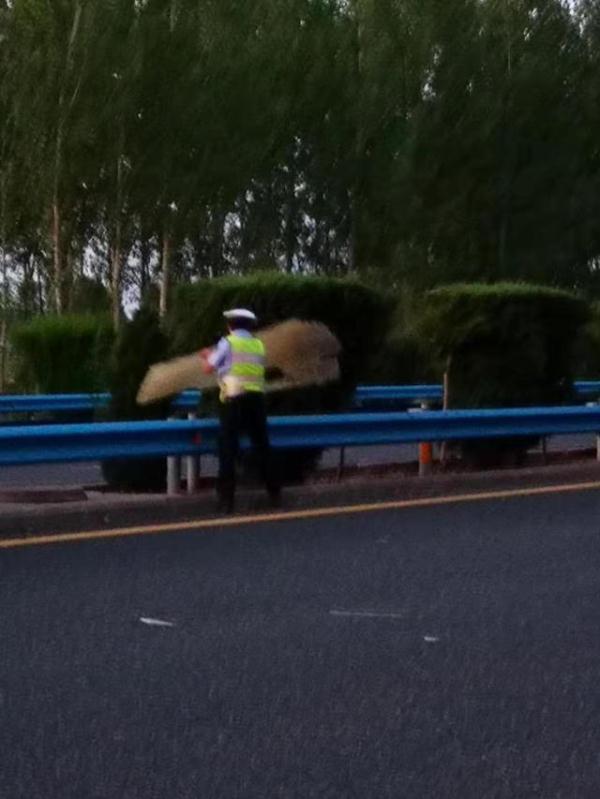 「光明网」高速路面有几大片明晃晃的障碍物，交警：这情况相当危险