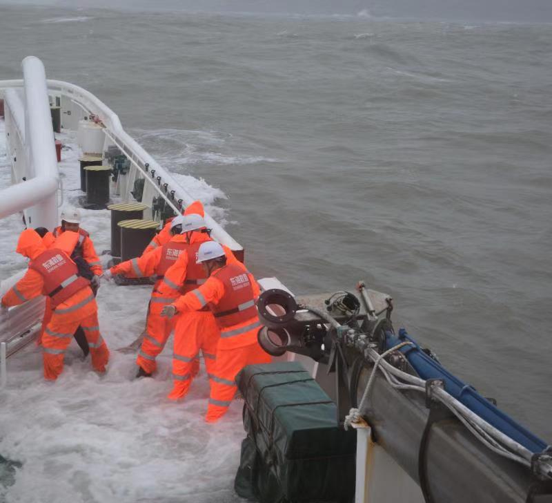 文汇报：蒙古籍集装箱船进水倾斜，东海救助局成功救助15名遇险船员