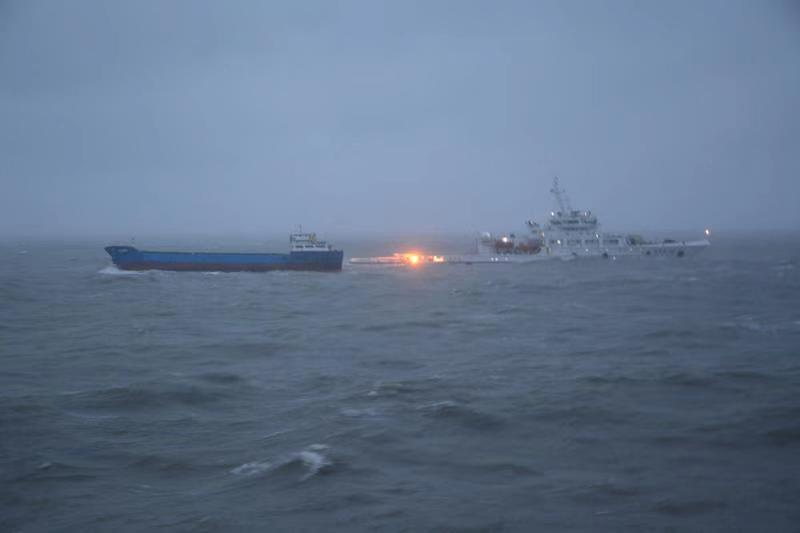 文汇报：蒙古籍集装箱船进水倾斜，东海救助局成功救助15名遇险船员