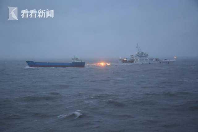 看看新闻@蒙古籍集装箱船进水倾斜15名船员遇险 东海救助局紧急救助