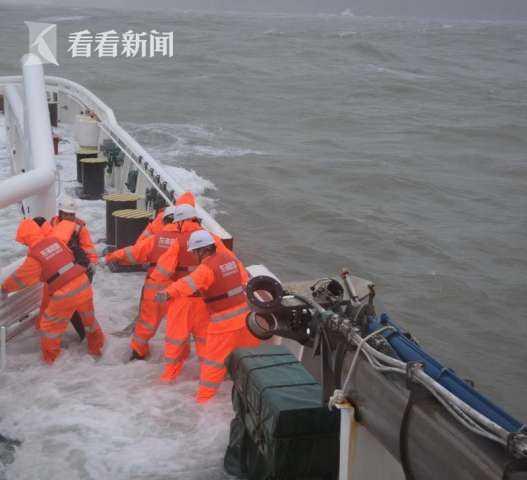 看看新闻@蒙古籍集装箱船进水倾斜15名船员遇险 东海救助局紧急救助