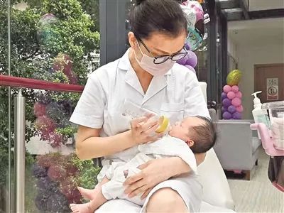 中国日报@大学毕业做月嫂，你愿意吗？