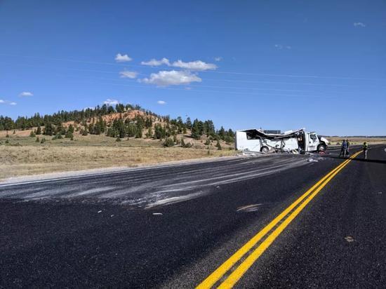 新华国际@美国犹他州车祸现场惨烈 旅游大巴变形严重