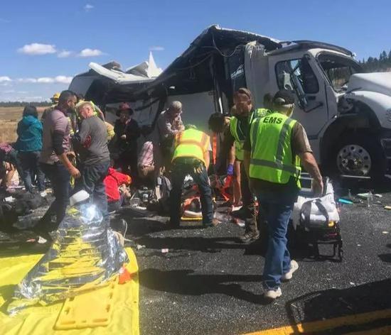 新华国际@美国犹他州车祸现场惨烈 旅游大巴变形严重