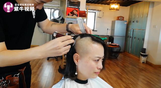 #上观新闻#女老师剃光头为白血病儿筹款，徐峥点赞“闪光侠”