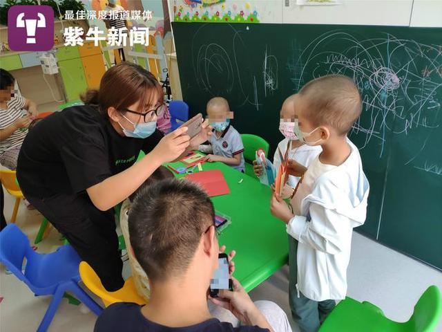 #上观新闻#女老师剃光头为白血病儿筹款，徐峥点赞“闪光侠”