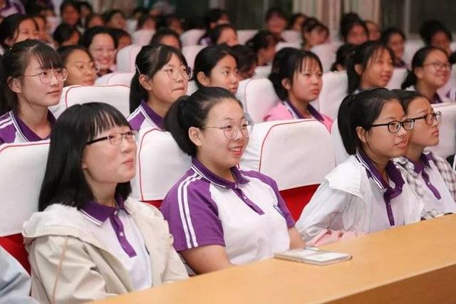 莒县二中举办高中女生青春期健康教育专题讲座