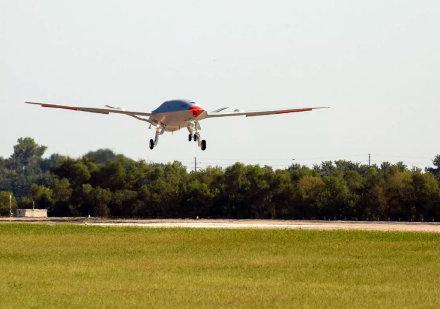 光明网@美国海军MQ25无人加油机首飞成功