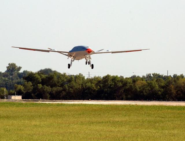 [环球网]美军最新MQ25无人加油机首飞成功未来部署航母