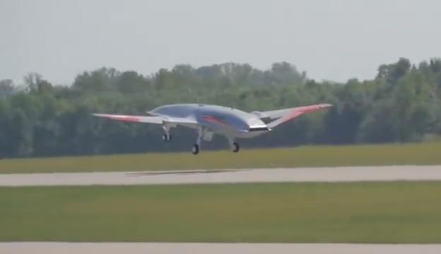 [环球网]美军最新MQ25无人加油机首飞成功未来部署航母