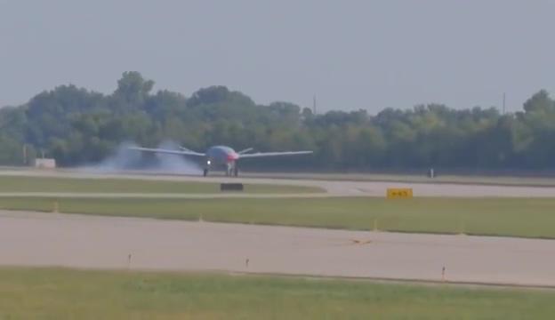 [环球网]美军最新MQ25无人加油机首飞成功未来部署航母