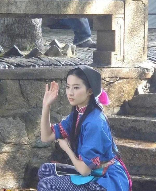 「光明网」谁说刘亦菲气质太仙演不了村姑？当定妆照曝光后，网友：最美村姑