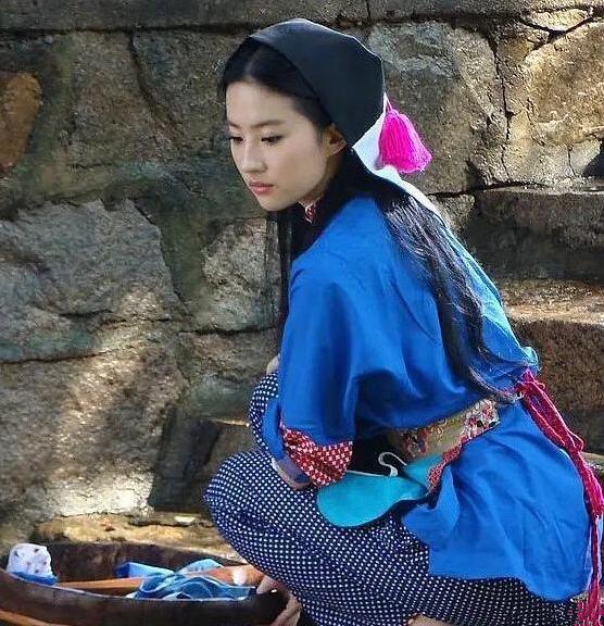 「光明网」谁说刘亦菲气质太仙演不了村姑？当定妆照曝光后，网友：最美村姑