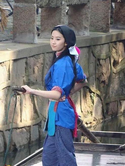 「光明网」谁说刘亦菲气质太仙演不了村姑？当定妆照曝光后，网友：最美村姑