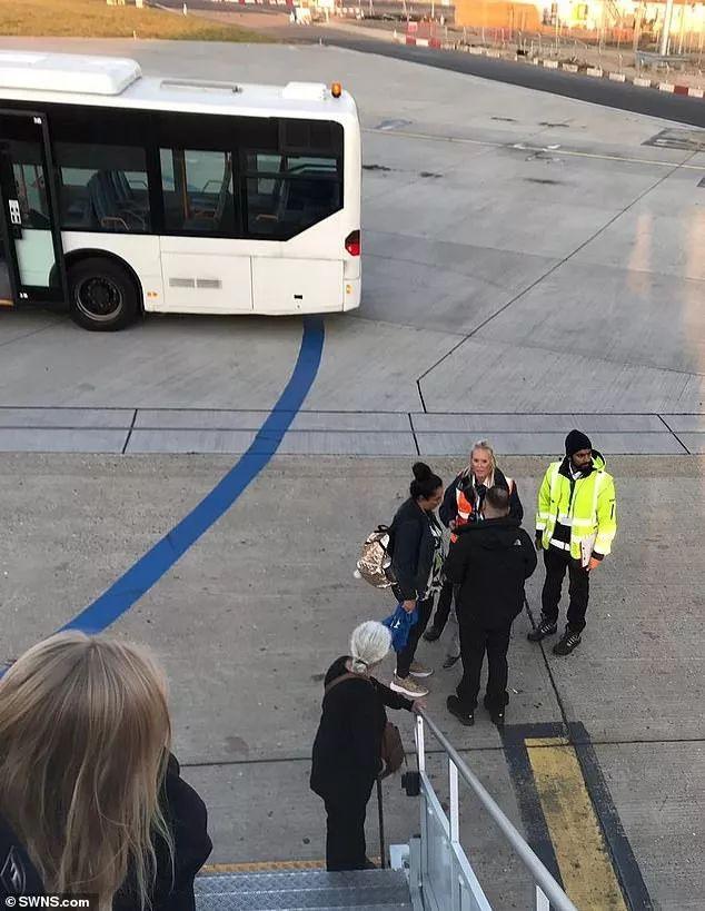 「环球网」飞机正在加油，一位登机的乘客点燃了一根烟