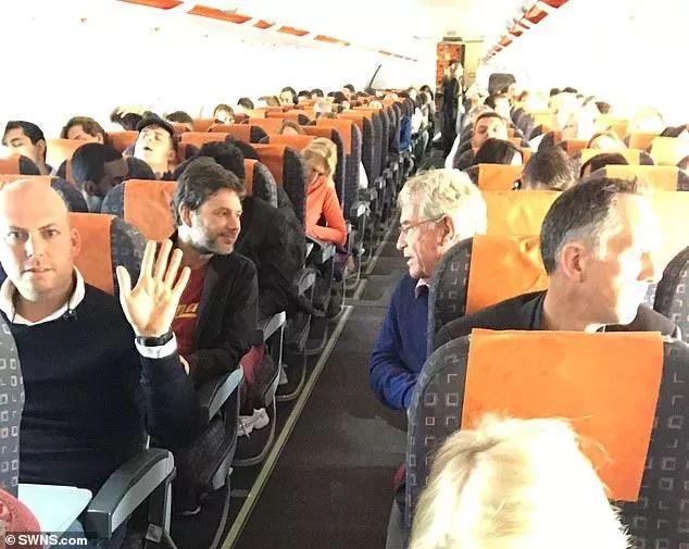 「环球网」飞机正在加油，一位登机的乘客点燃了一根烟