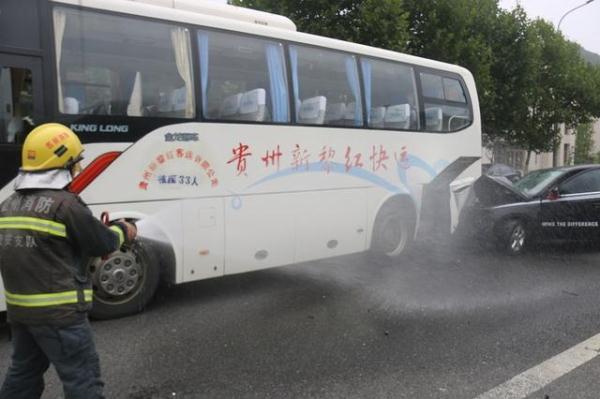 「光明网」「关注」两车追尾严重漏油 贵安消防迅速出动除隐患