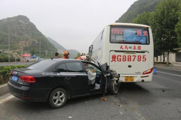 「光明网」「关注」两车追尾严重漏油 贵安消防迅速出动除隐患