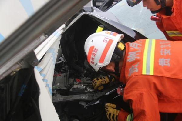 「光明网」「关注」两车追尾严重漏油 贵安消防迅速出动除隐患