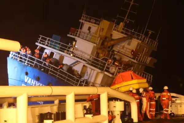 观察者网■东海救助局成功救助蒙古籍集装箱船15名遇险船员